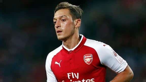 Özil informs Arsenal's teammates of new club' s'?