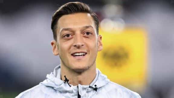 Özil keeps Arsenal excited:' If you play here, you give everything'.