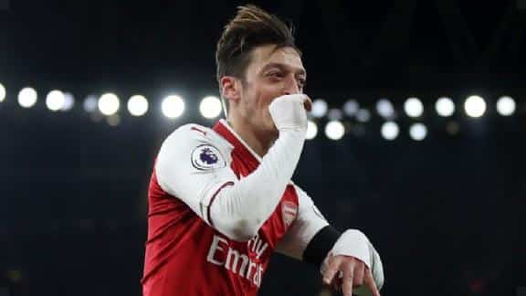Özil excels at Arsenal:' He shows that he can also fight'.
