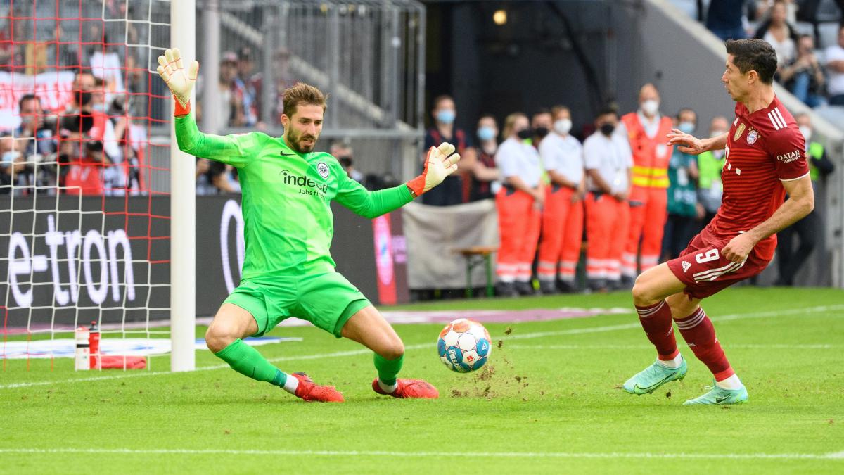 Bayern lose to Frankfurt, Kevin Trapp towers above.