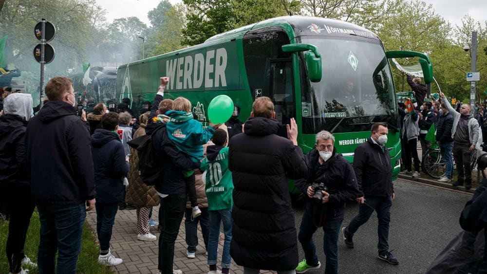 Spalier der Hoffnung Werder Bremen arrives for the final match for class preservation.