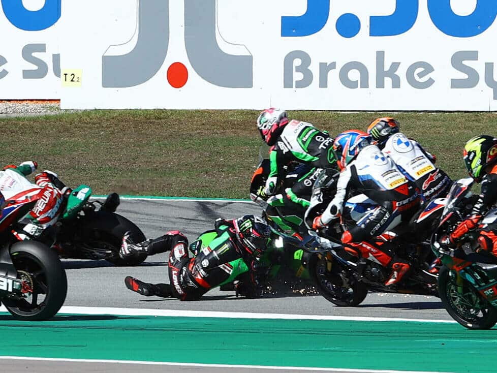 Barcelona 2021: Alex Lowes crashes shortly after the start.