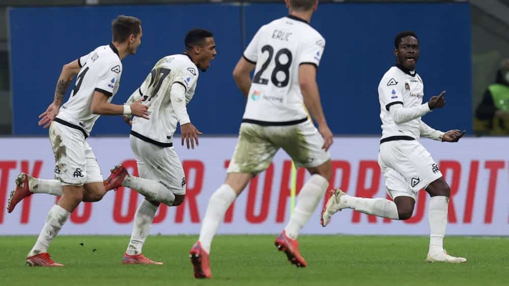 pezias Emmanuel Gyasi (d.) celebra el gol de la victoria.