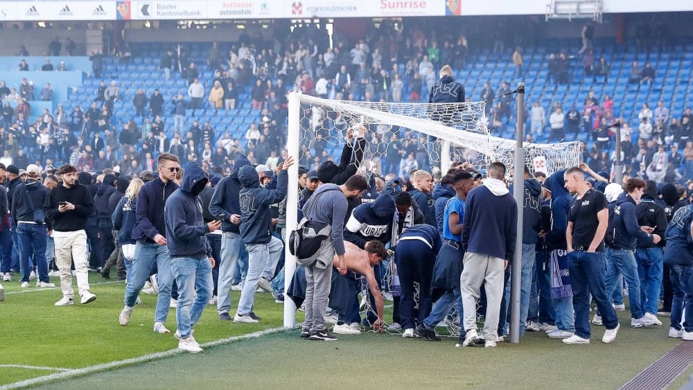 Numerous FCZ fans accompanied their team to Basel and celebrated on the pitch after the final whistle.