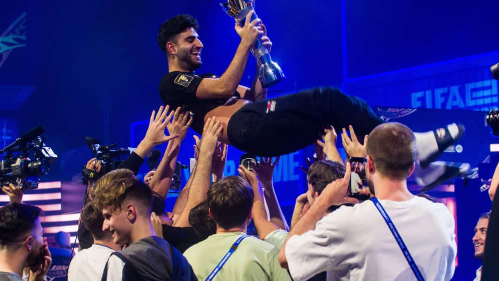 Alle Duitse spelers en Gültekin supporters lieten de wereldkampioen leren vliegen na zijn triomf.