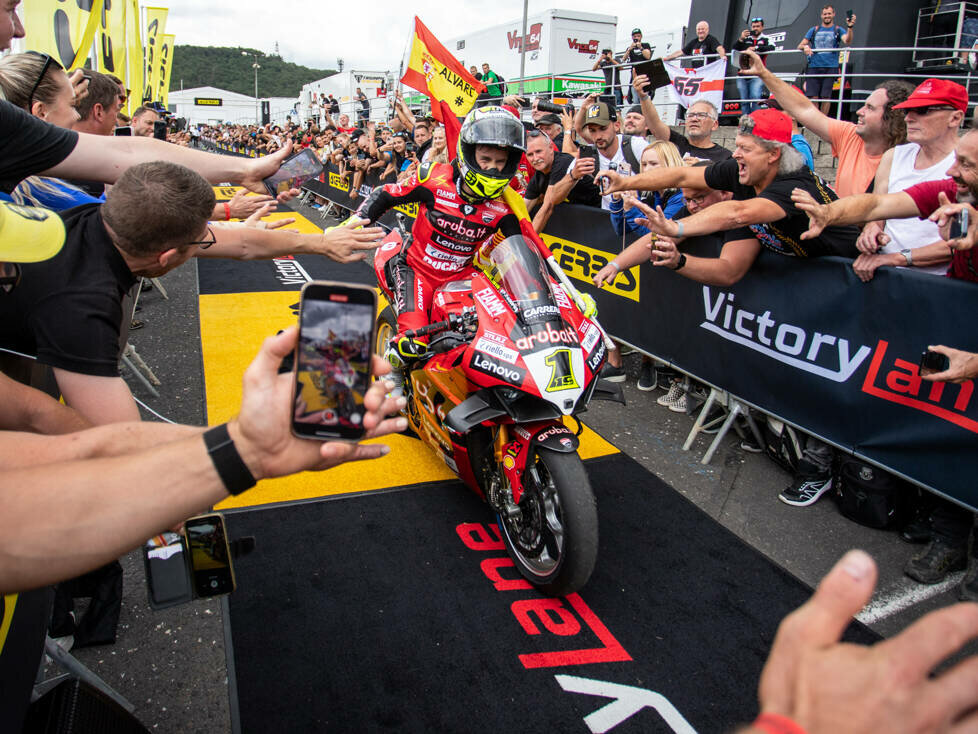 El campeón del mundo Álvaro Bautista ya suma 18 victorias