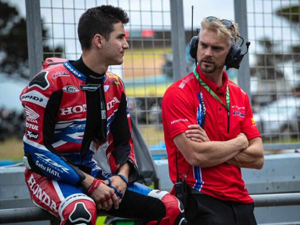 Iker Lecuona con el director del equipo Honda, Leon Camier