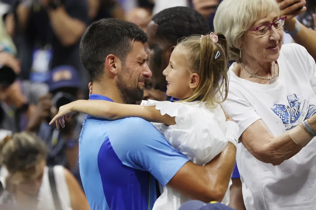 Джокович прегръща дъщеря си Тара.