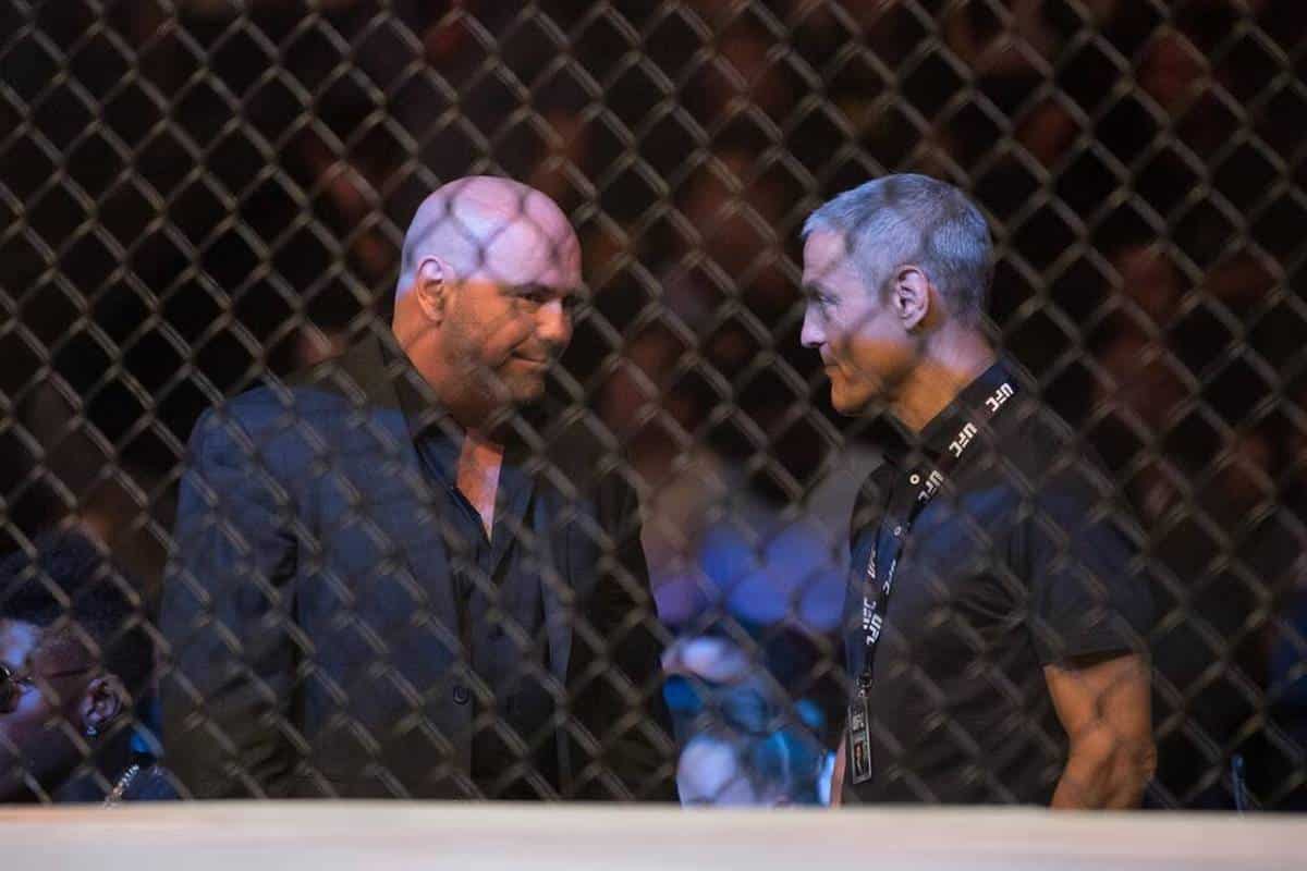 Ari Emanuel (r.) en Dana White tijdens een UFC-show in 2017