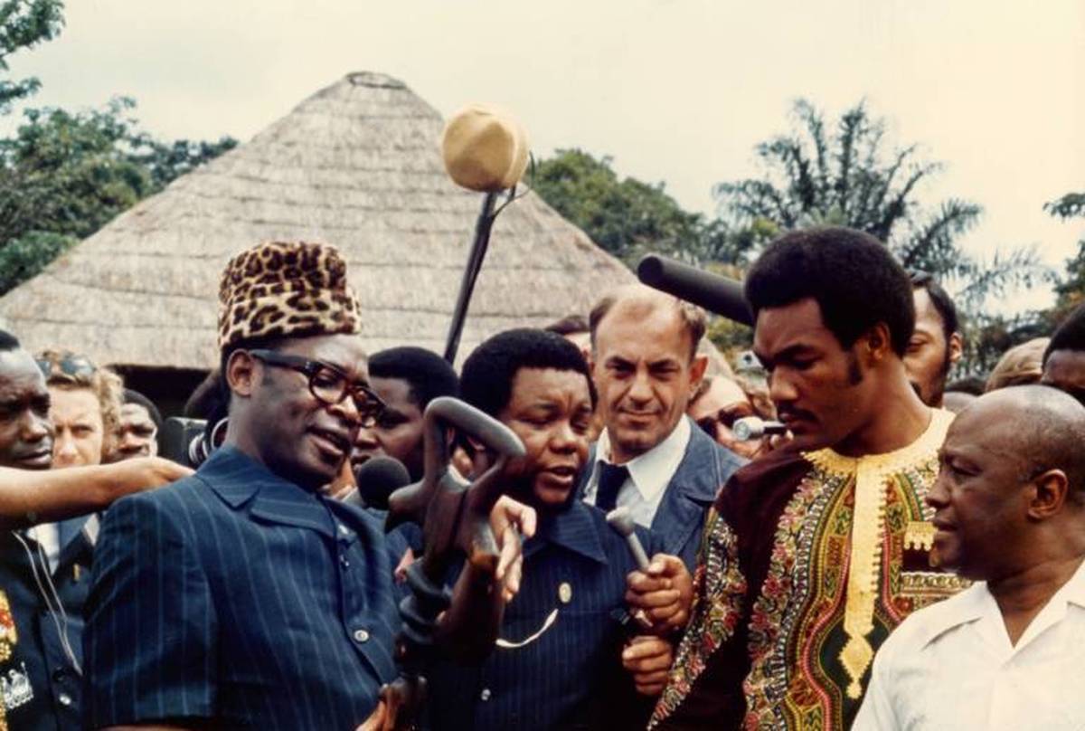 Ο Mobutu Sese Seko στολίστηκε ως δικτάτορας του Ζαΐρ με το