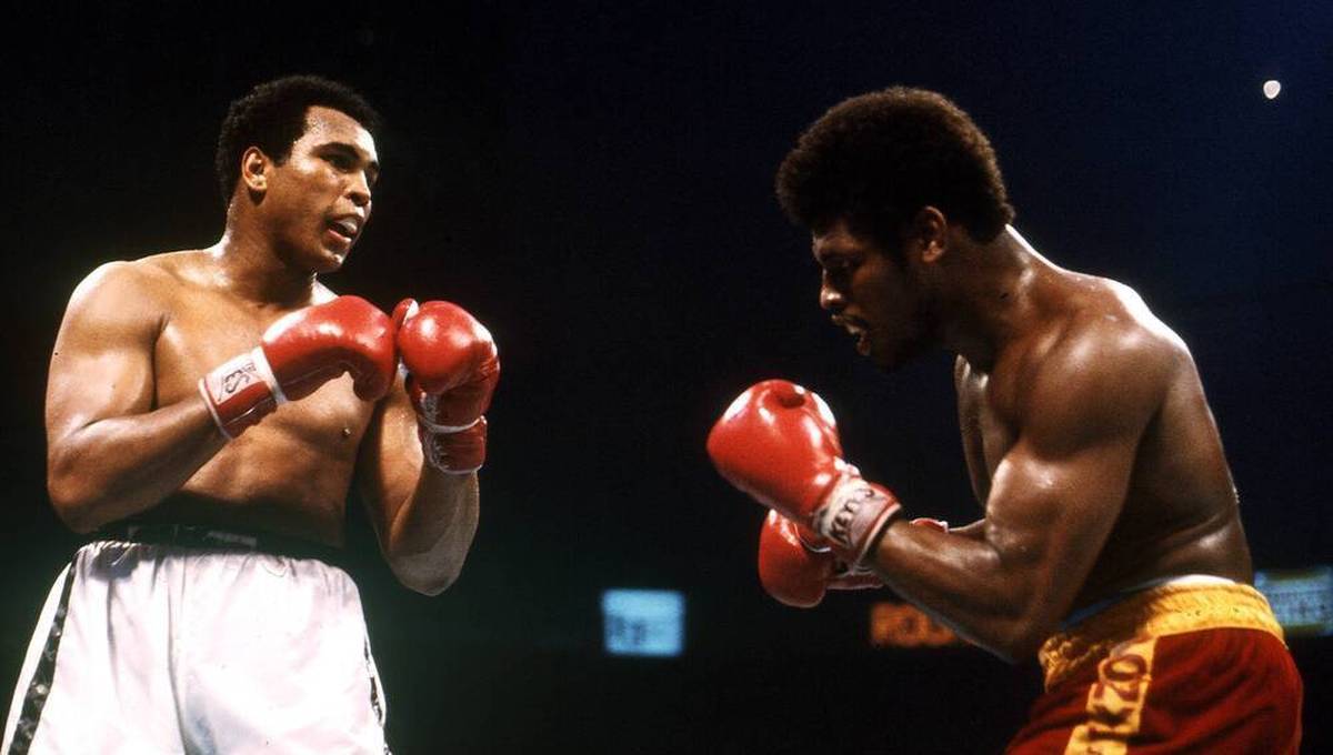 Leon Spinks (d.) destronó a Muhammad Ali como campeón del mundo en 1978
