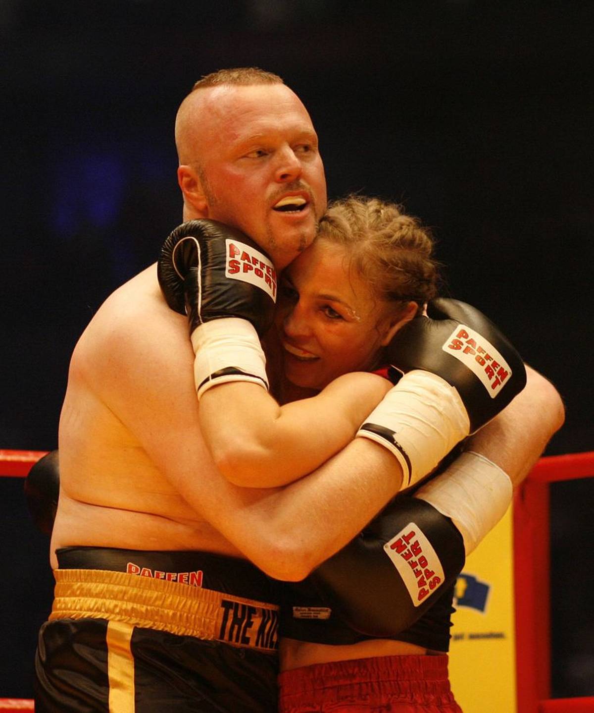 Stefan Raab y Regina Halmich en su segundo combate de boxeo en Colonia en 2007