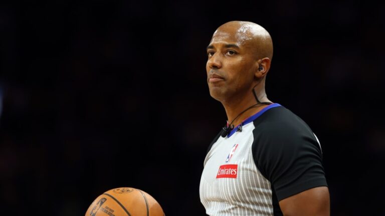 Replay upgrade in the NBA: Referees wear headsets for the first time