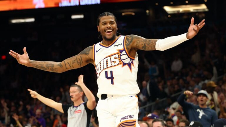 Green makes strong debut: Suns celebrate another home win