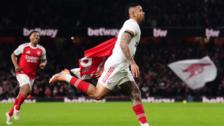 Arsenal overwhelms Aston Villa in the second half and remains at the top of the table