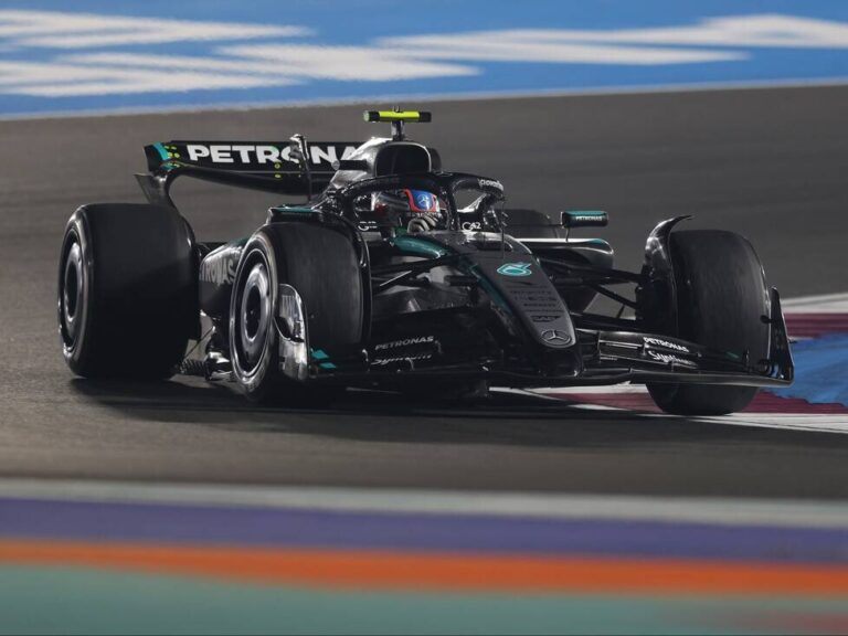 Mercedes stuck in traffic: “Fast car” of little use in Qatar
