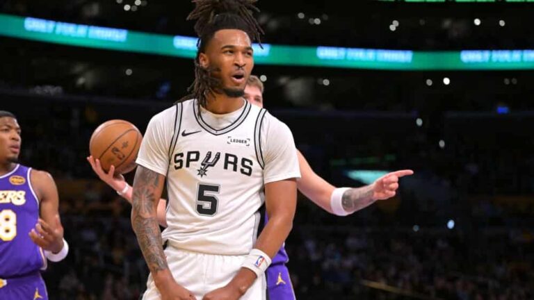 Castle leads Spurs to semifinals: San Antonio defeats former Cup champions Lakers