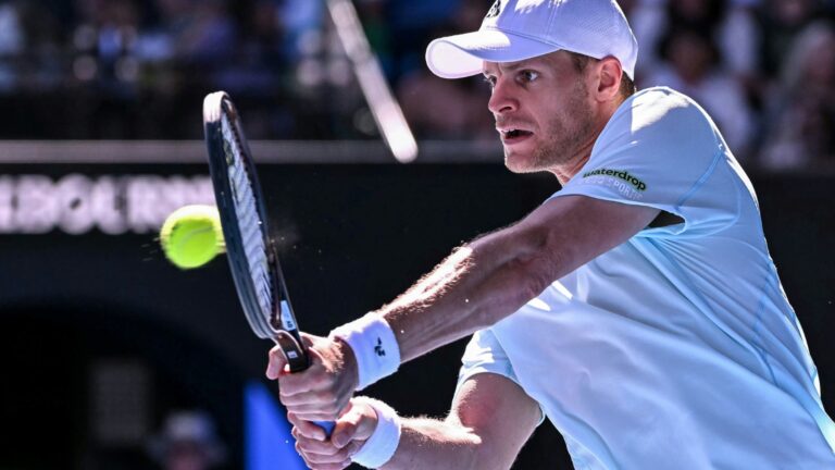 Hanfmann reaches quarterfinals