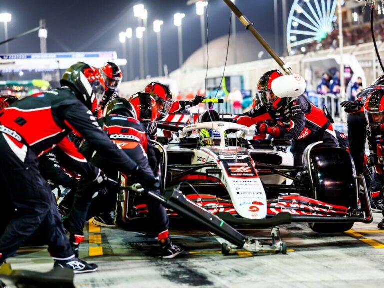 The most dangerous job during a Formula 1 pit stop: focus on the front jack